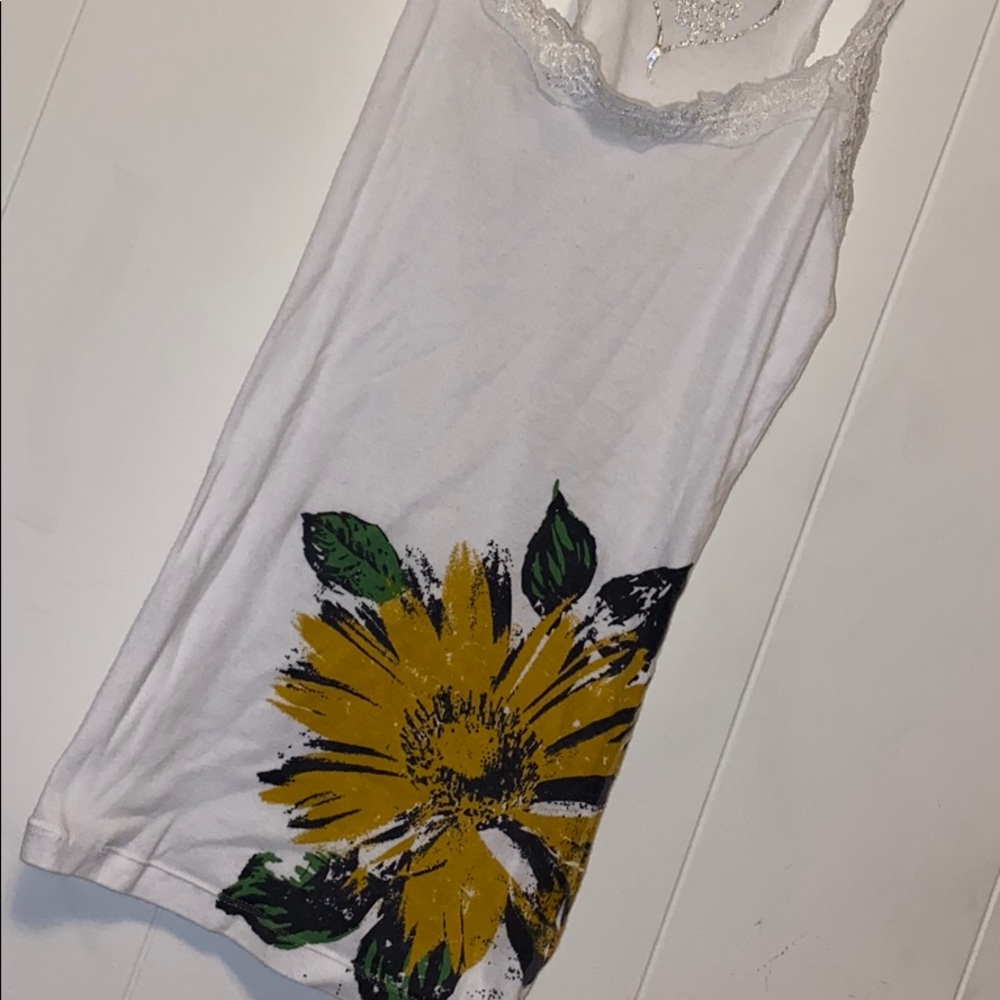 white flower tank top